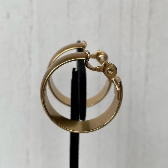 Vintage mid-80s Monet brushed gold clip-on hoops in EUC - Picture 11 of 12